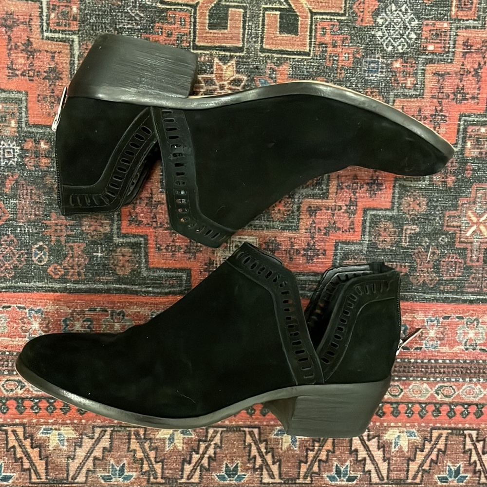 VINCE CAMUTO | EUC Black booties